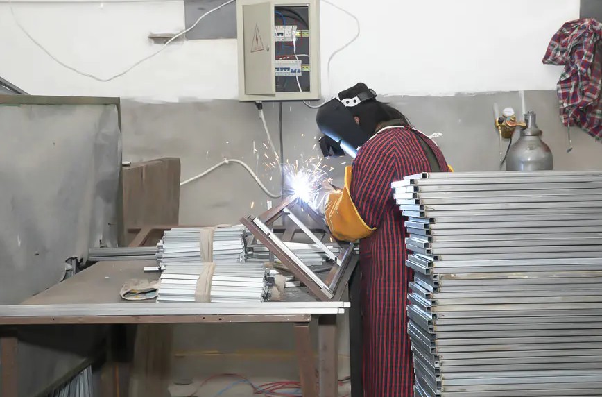 Doğayı İç Mekana Getirmek: Ev Dekorasyonunda Rattan Yemek Takımlarının Cazibesi